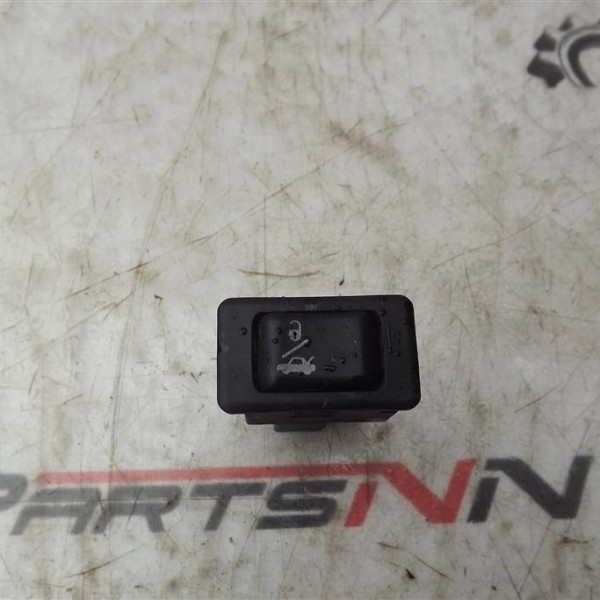 Кнопка центрального замка  Nissan Primera P11E 1996-2002