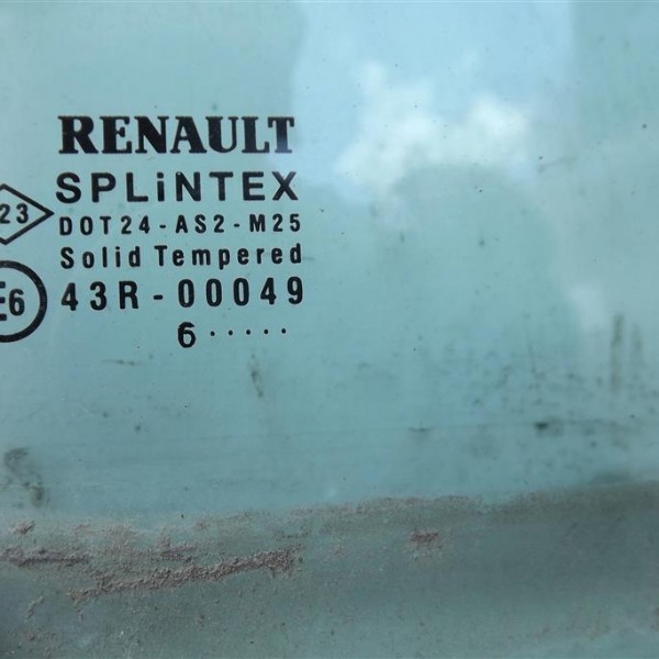 Стекло двери передней правой (форточка)  Renault Scenic 2003-2009